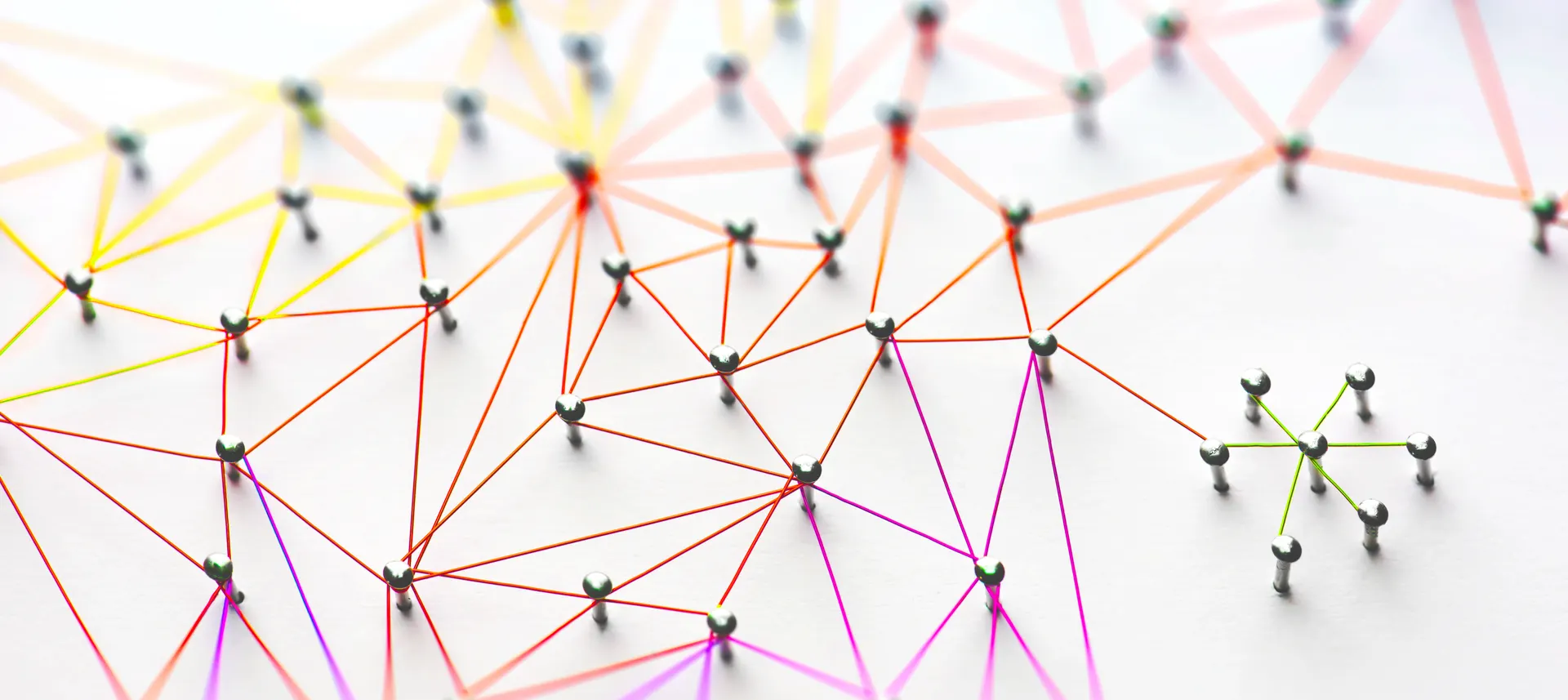 Réseau de points reliés symbolisant l’optimisation des circuits