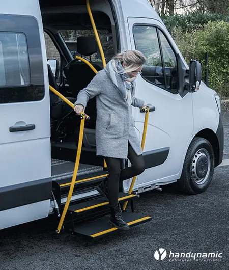 Marchepied Step by Step de Handynamic : trois marches et deux mains courantes à la porte latérale d’un minibus