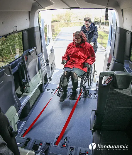 Plancher Triflex Easy de Handynamic : fauteuil roulant arrimé dans un minibus TPMR