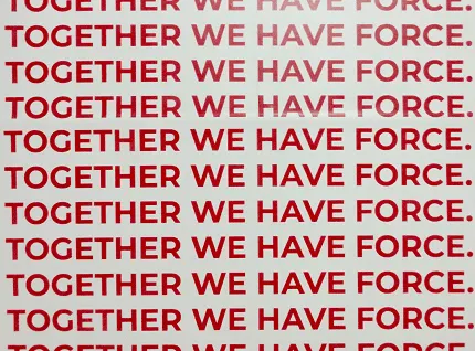 Affiche « Together we have force » répétée en lettres rouges