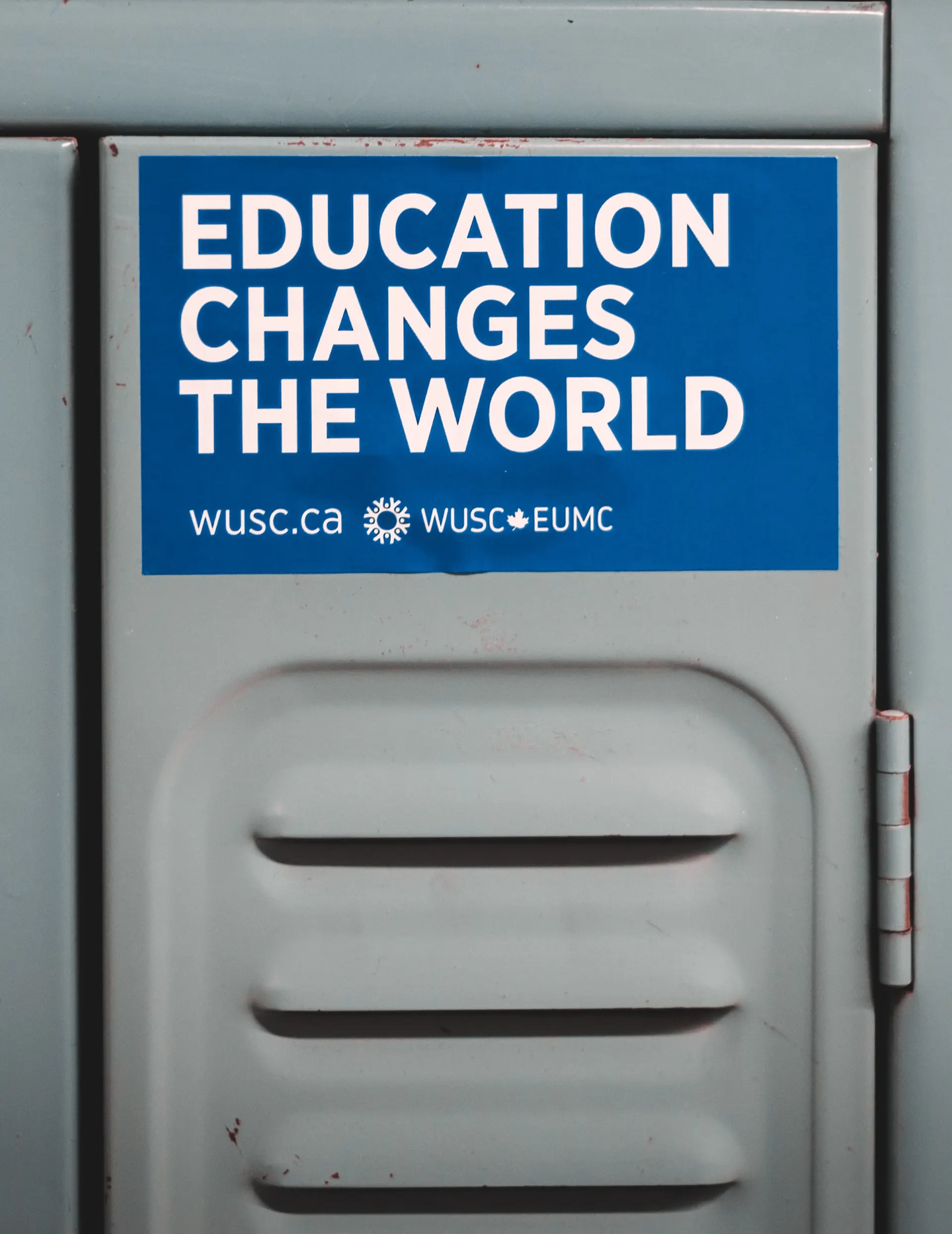 Affiche « Education changes the world » sur un casier